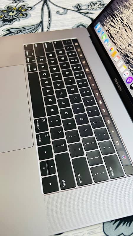 MacBook pro 32/512 core i9 2019 model 7