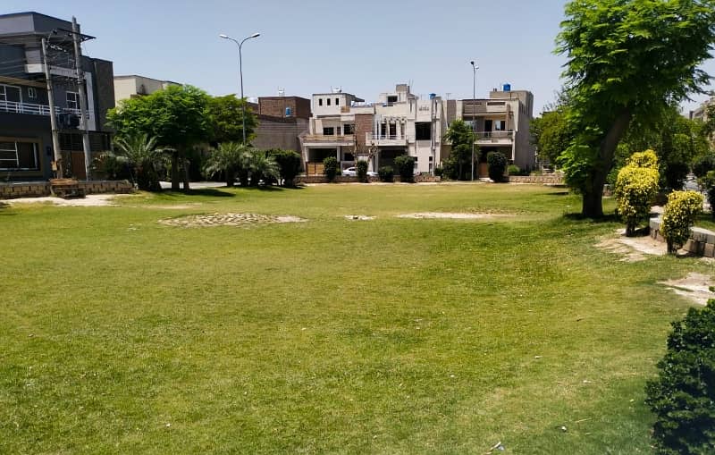 12.50 MARLA STUNNING LOCATION PLOT FOR SALE MAIN BOLEVARD EDEN VALLEY CANAL ROAD FAISALABAD 2