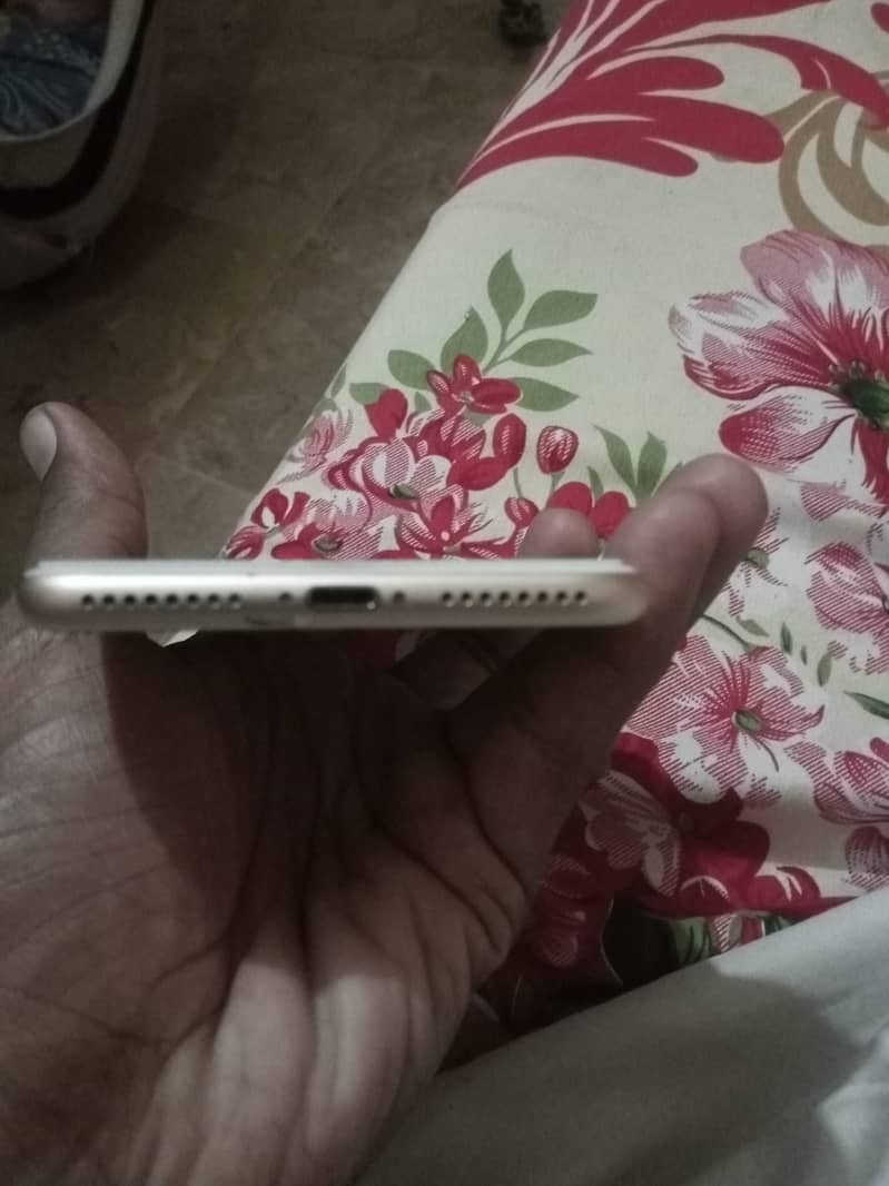 i phone 7 plus, 10/10 condition. 256 gb rose gold 3