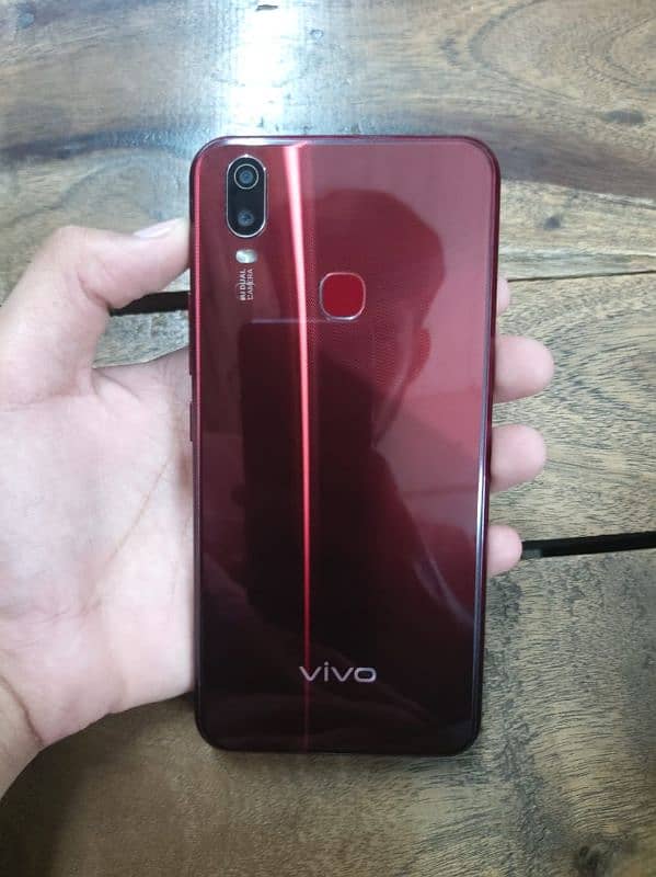 vivo y11 box Sath ha charger nahi ha gb 2/32 namb 0304=6606905 3