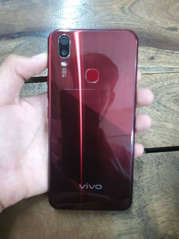 vivo y11 box Sath ha charger nahi ha gb 2/32 namb 0304=6606905 4