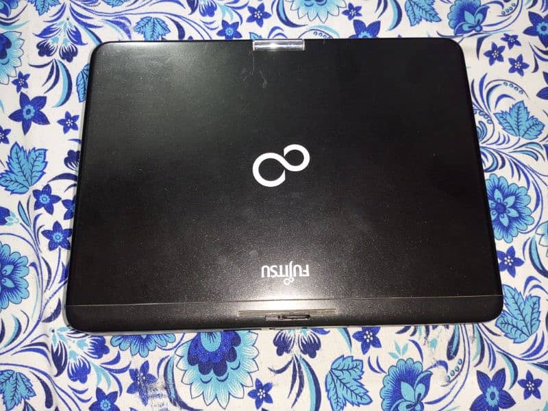 Fujitsu Laptop 4GB ram 32GBrom with digital pen and convertable laptop 1