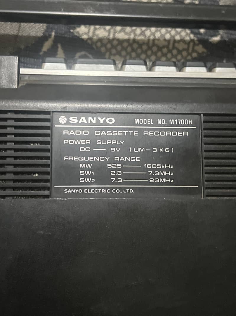 Sanyo 3 band radio 4