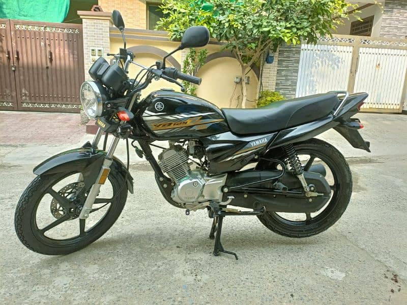 Yamaha YB125Z DX Motorcycle 1