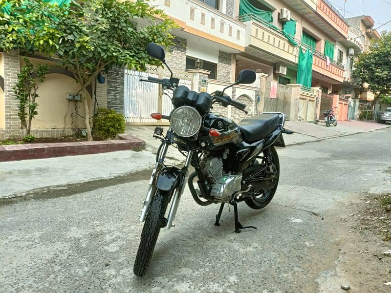 Yamaha YB125Z DX Motorcycle 2