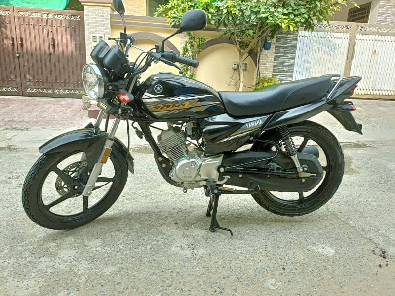 Yamaha YB125Z DX Motorcycle 3