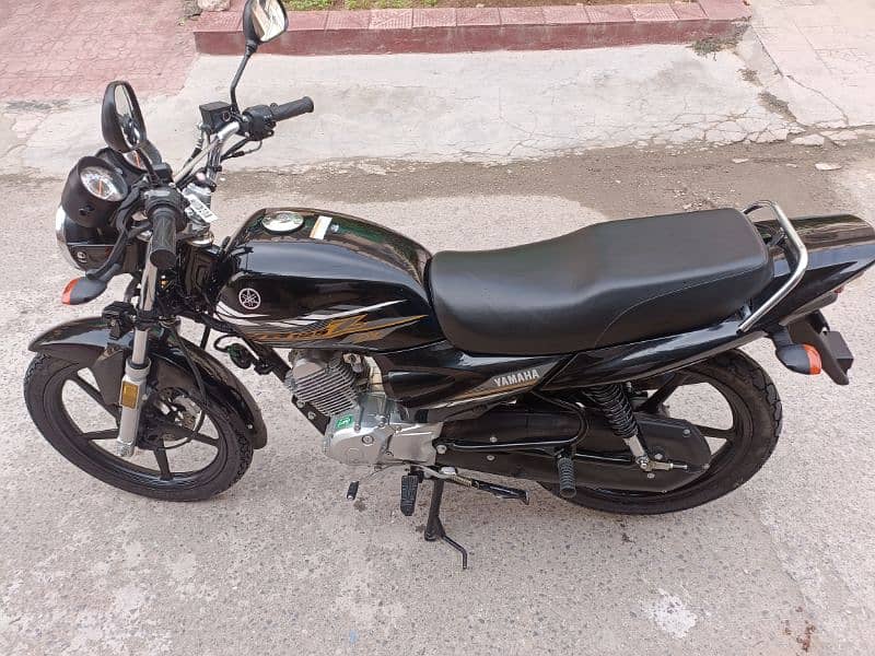 Yamaha YB125Z DX Motorcycle 8