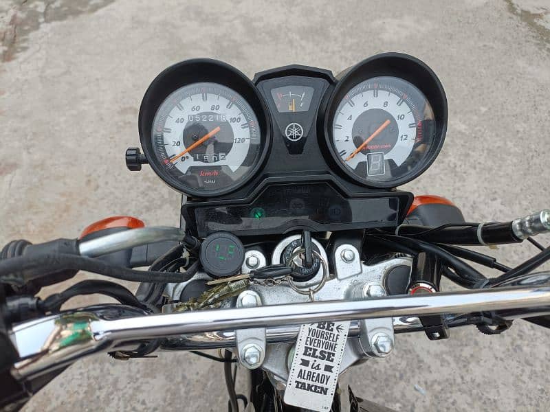 Yamaha YB125Z DX Motorcycle 11