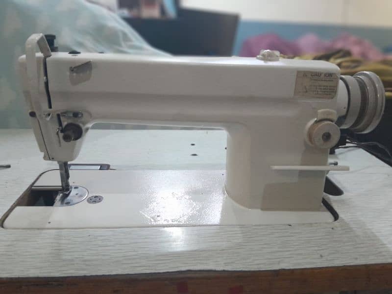 Singer sewing Machine with stand and motor 4