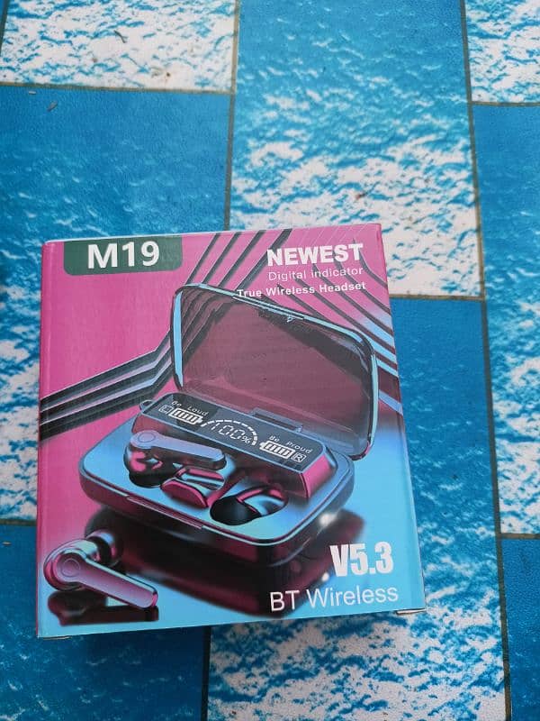 M19 earbuds 0