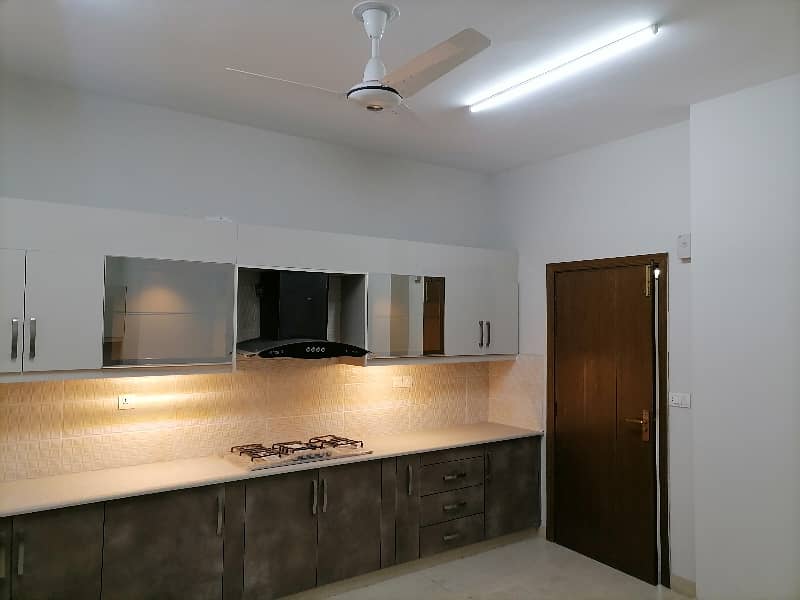 17 Marla House Available In Askari 10 - Sector F For sale 9