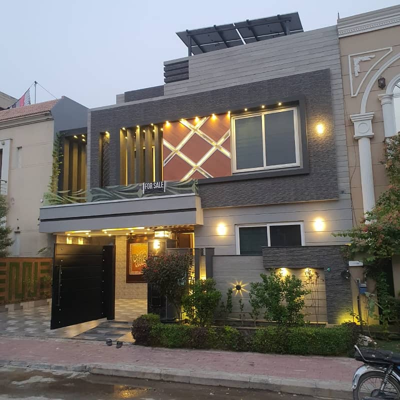 Brand New Ten Marla Beautiful modern house at prime location with 10 KV solar and Green meter, near Mousqe, Park, and Market in Overseas B block Bahria Town Lahore 0