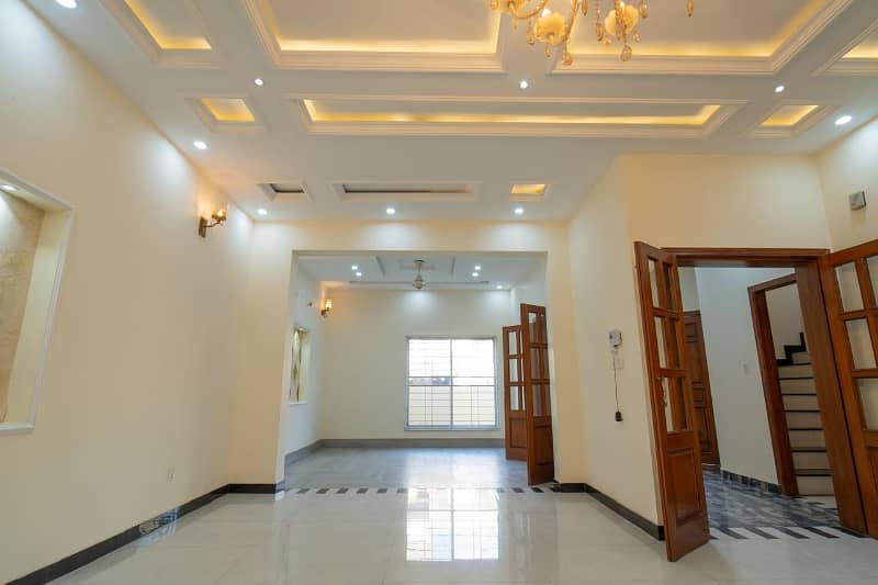 Ten Marla Beautiful Seven Beds House With Fully Basement At Fifty Feet Road In Overseas B Block Bahria Town 3