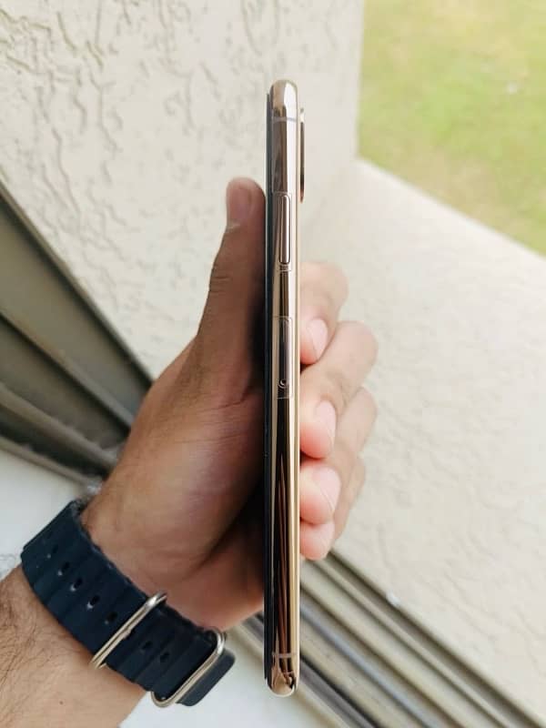 IPhone xs max 64gb golden color 10/10 condition non pta 3