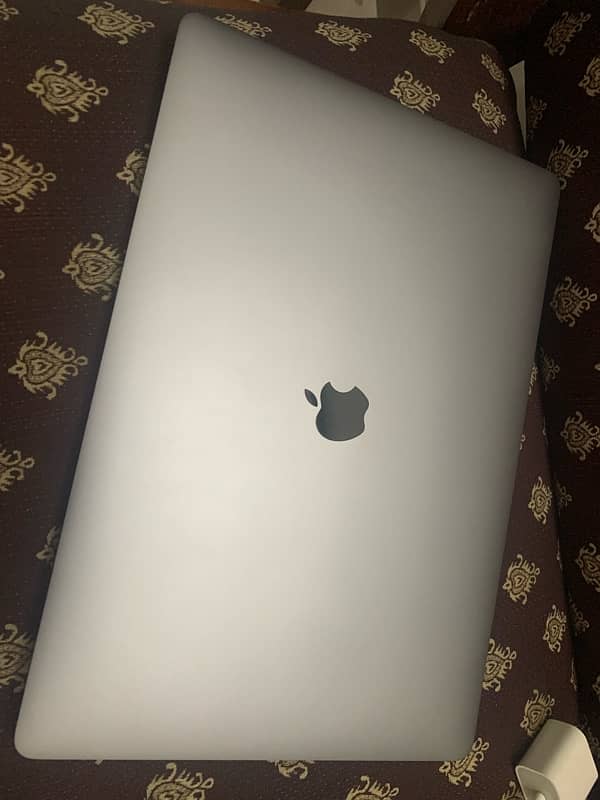 Macbook Pro 2019 i7 16inches display 0