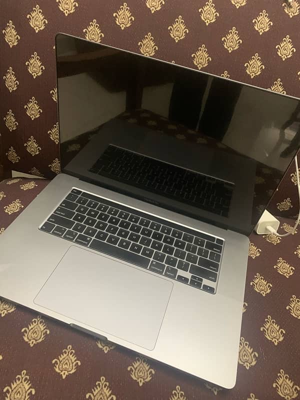 Macbook Pro 2019 i7 16inches display 2