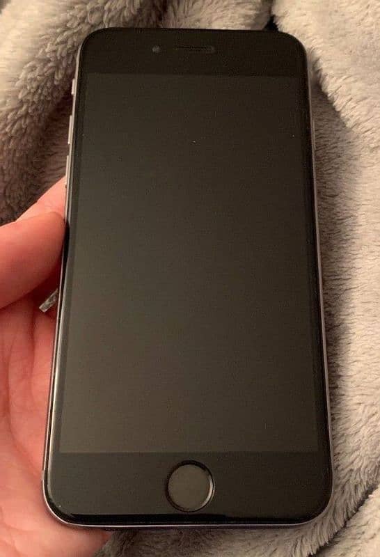 I phone 7  Black (128GB) 1