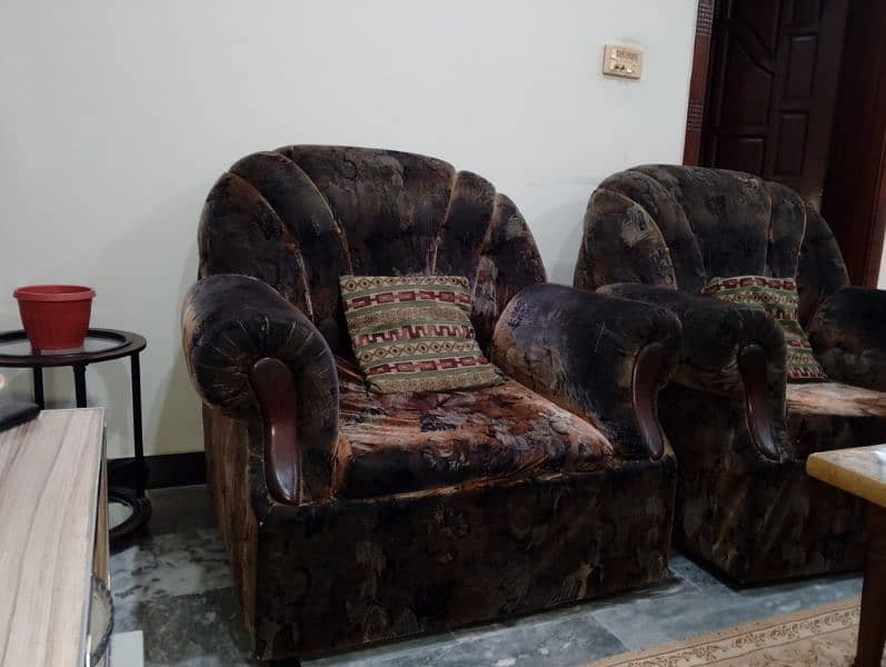 5 seat heavy wooden sofa in good condition 4