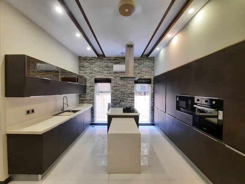 DREAM HOME OFFERS one kanal Modern House Is Available For Rent In DHA Phase 5 Lahore At Super Hot Location. 2