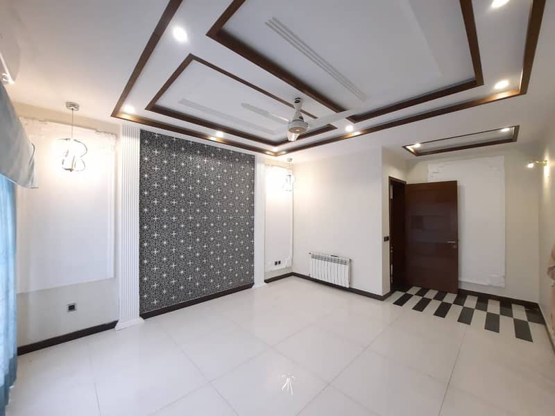 DREAM HOME OFFERS one kanal Modern House Is Available For Rent In DHA Phase 5 Lahore At Super Hot Location. 4