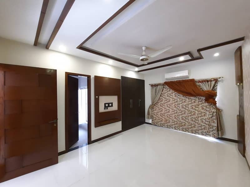 DREAM HOME OFFERS one kanal Modern House Is Available For Rent In DHA Phase 5 Lahore At Super Hot Location. 7