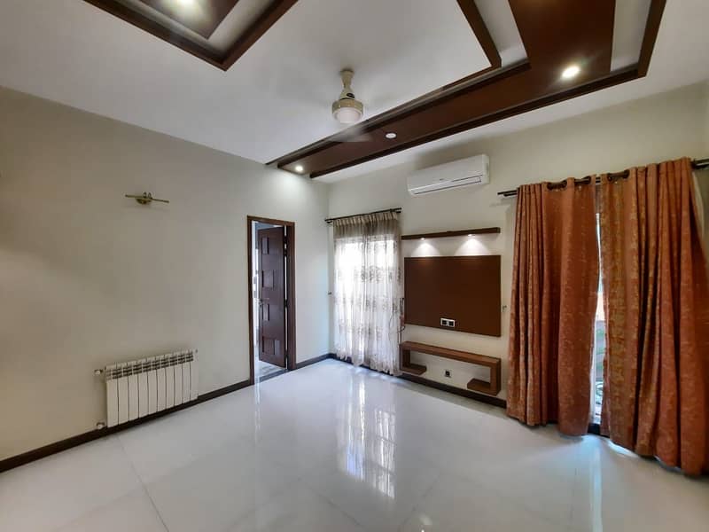 DREAM HOME OFFERS one kanal Modern House Is Available For Rent In DHA Phase 5 Lahore At Super Hot Location. 8