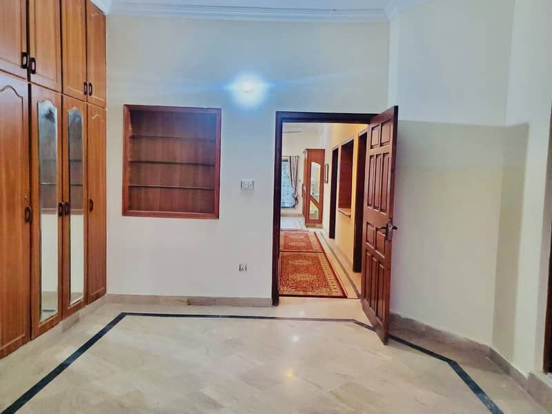 DREAM HOME OFFER 01 Kanal upper protions Is Available For Rent In DHA Phase 5 Lahore At Super Hot Location. 100% Original pictures 1