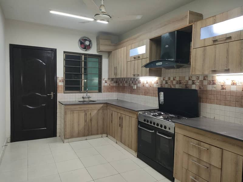 Superb Location 12 Marla 4 Bed Flat On 2nd Floor For Sale In Askari 11 4