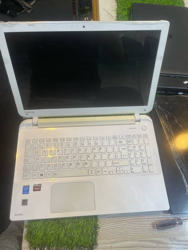 Gaming laptop core i5 5th Gen 2GB AMD Redion R7 M260 graphics card 4