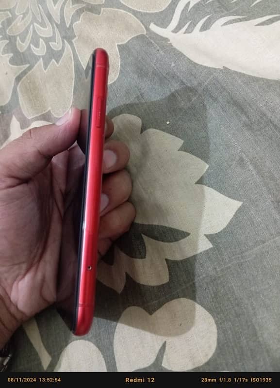 iphone 11 64 gb jv red color 10/9 condition water pack 3