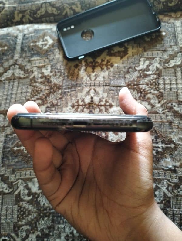 Like brand new condition iphone xs max with all original parts 0