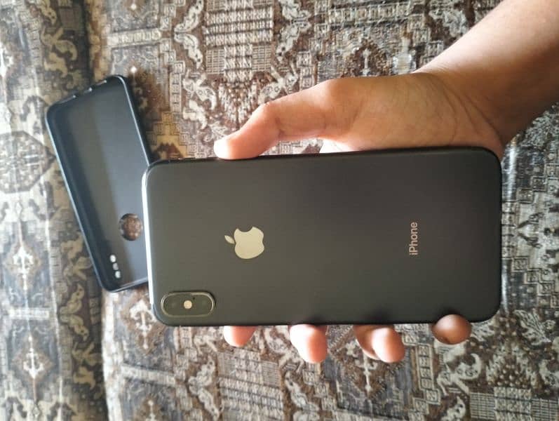 Like brand new condition iphone xs max with all original parts 2