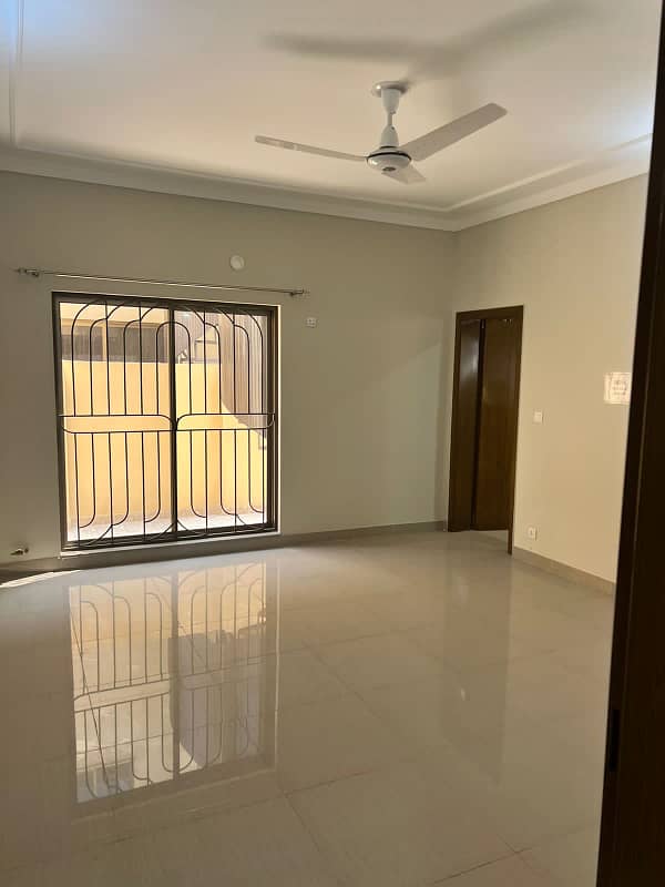 ASKARI 10 SD HOUSE 4-BEDROOMS WITH BASEMENT FULLY TILED AND RENOVATED LUXURY HOUSE AVAILABLE FOR RENT 6