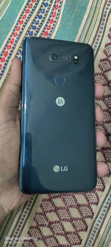 LG V30 Thinq 1