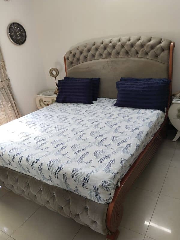 king size bedroom set with 2 side tables n dressing table n cupboard 0