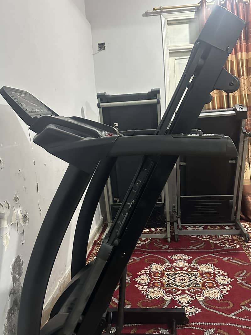 Slim Line Treadmill 180 kg supported 1