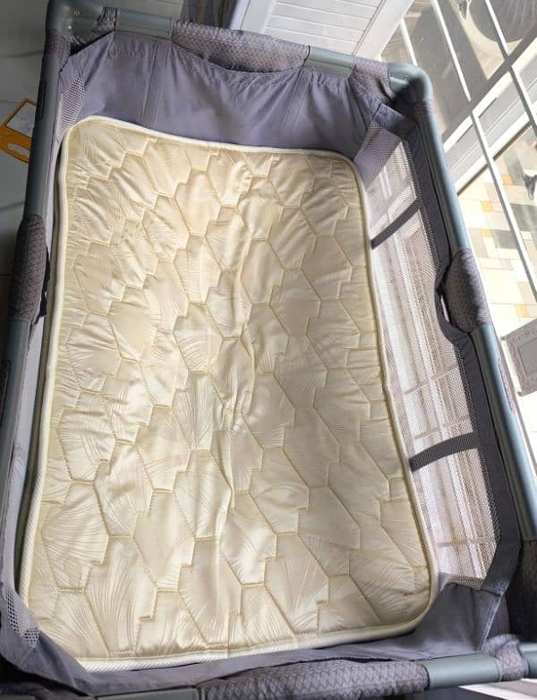 Baby cot with FREE BEDSHEET 1