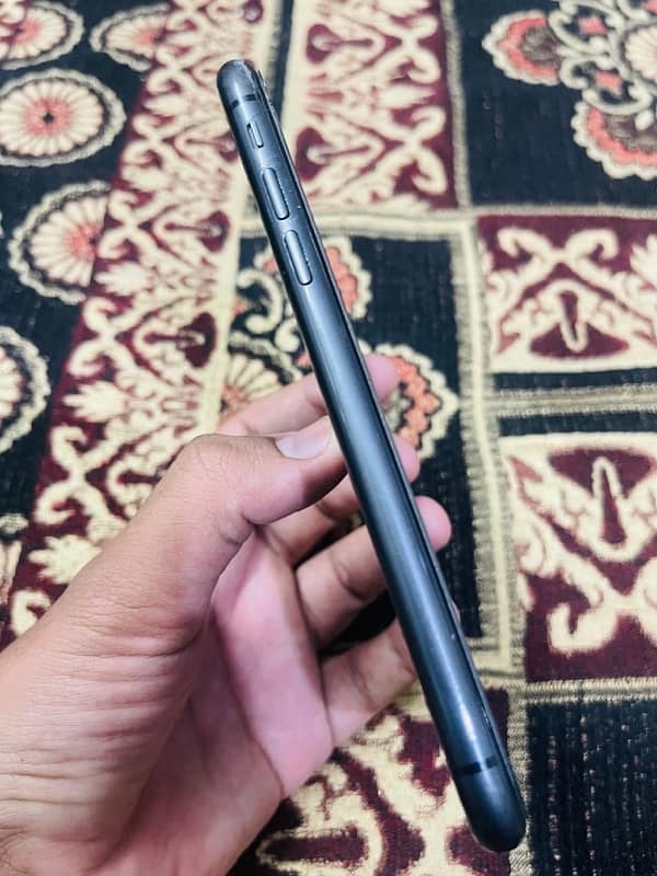 iphone 11 jv black condition 10/10 2