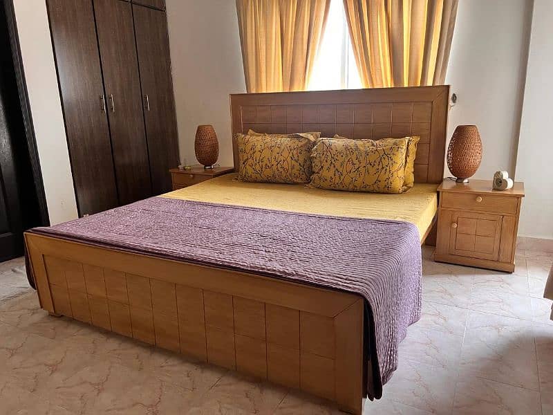 bed / double bed / king size bed / wooden bed / bed set / side tables 18