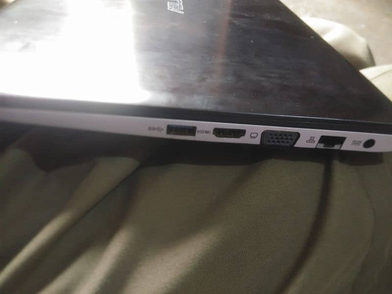 laptop touch secreen 9/10 condition 0