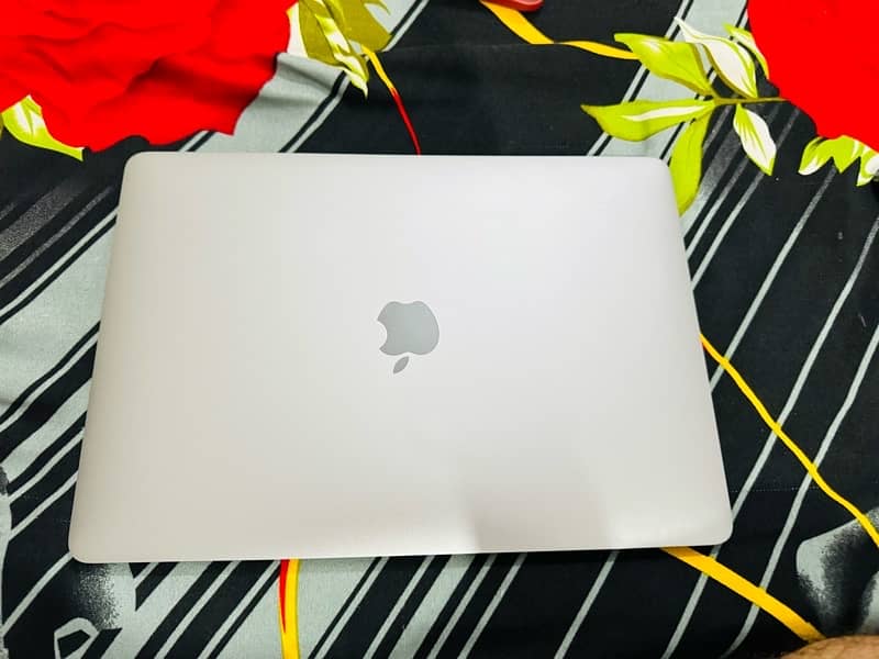 MAC BOOK PRO 2016   WITH APPLE MOUSE    AND  MAC COVER 1