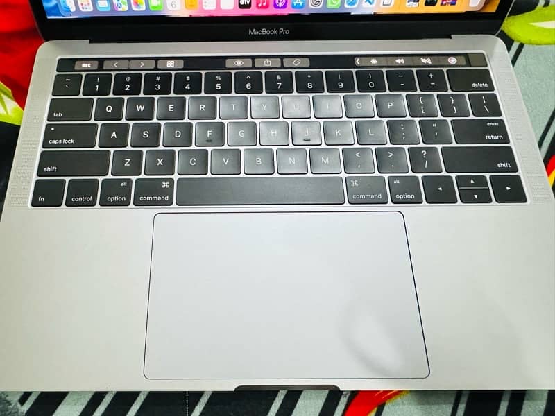 MAC BOOK PRO 2016   WITH APPLE MOUSE    AND  MAC COVER 4