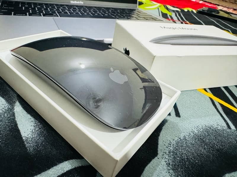 MAC BOOK PRO 2016   WITH APPLE MOUSE    AND  MAC COVER 5