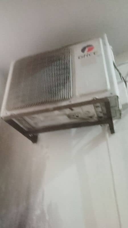 Gree air conditioner. contact 03004283420 6