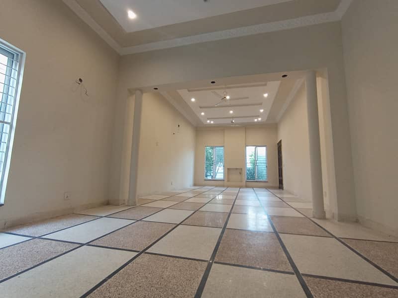 1 Kanal Full Renovated 5 bedrooms Prime Location 15