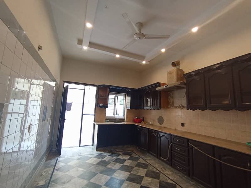 1 Kanal Full Renovated 5 bedrooms Prime Location 16