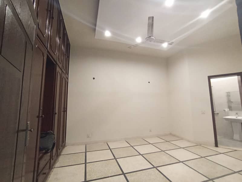 1 Kanal Full Renovated 5 bedrooms Prime Location 24