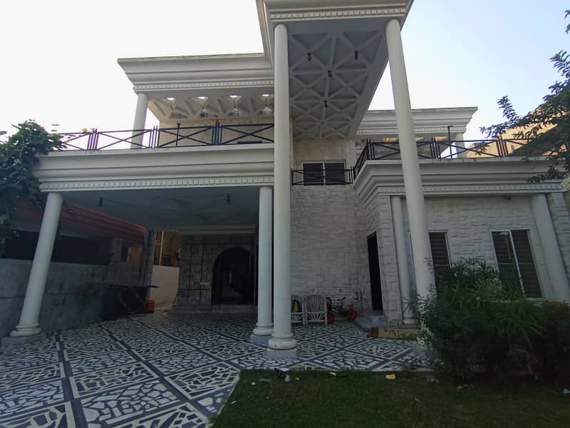 1 Kanal Full Renovated 5 bedrooms Prime Location 26