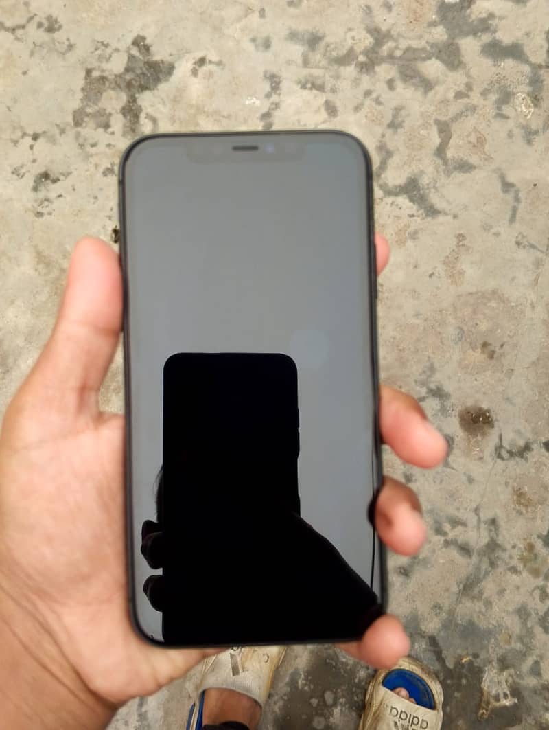 iphone 11 jv 64Gb ( With box ) + Charger 3