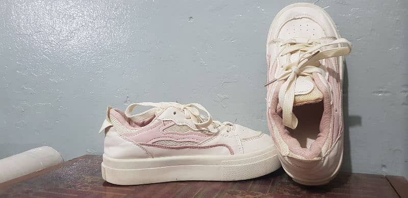 GIRL Sneakers (Preloved Shoes) 1